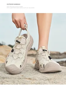 Nahaufnahme von beigefarbenen Herren-Ledersandalen mit geschlossener Zehenkappe auf Felsen