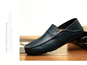 Detailansicht blauer Leder-Loafer mit feinen Nähten und robuster Gummisohle im Nahaufnahme