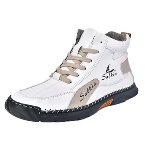 Baskets montantes en cuir blanc pour hommes avec lacets beiges et semelle noire robuste