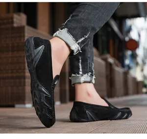 Vue macro de mocassins en cuir noir mat montrant la semelle en caoutchouc ondulée