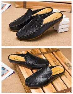 Dettagli di sabot in pelle nera con tomaia traforata traspirante per stile casual