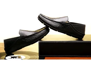 Detailansicht der schwarzen Leder-Slipper mit dicken handgenähten Mokassin-Nähten