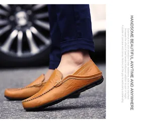 Detailansicht hellbrauner Leder-Loafer mit weißen Nähten und rutschfester Noppengummisohle