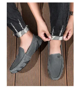 Gros plan de mocassins en daim gris avec couture mocassin faite main et grip en gomme
