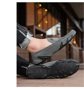 Gros plan de mocassins en daim gris avec semelles en caoutchouc antidérapantes à motifs