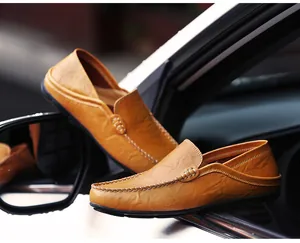 Detailaufnahme von Leder-Loafers mit Moc-Toe-Nähten und umklappbarer Ferse zum Fahren
