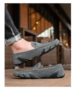 Détail de mocassins en daim gris foncé avec semelle en caoutchouc antidérapante