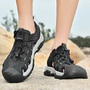 Atmungsaktive Herren Leder Outdoor-Sandalen mit geschlossenem Zehenbereich auf Felsen