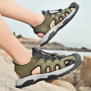 Herren Leder-Trekkingsandalen in Armeegrün mit geschlossener Zehenpartie und Gummisohle