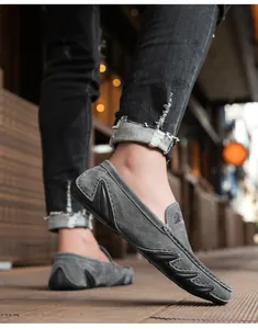 Vue détaillée du cuir gris des mocassins avec semelle en caoutchouc antidérapante