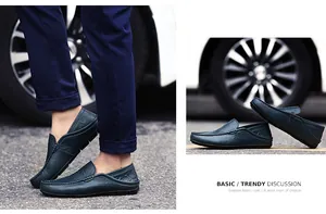 Makroaufnahme blauer Leder-Loafer mit strukturierter Oberfläche und Handnaht-Details