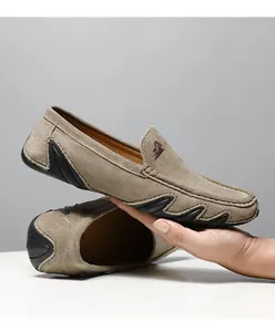Gros plan de mocassins en daim kaki avec semelles en caoutchouc ondulées antidérapantes