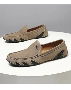 Détail de mocassins en daim kaki avec coutures mocassin et semelle en caoutchouc