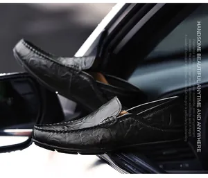 Detail von Premium-Leder-Loafers mit Mokassin-Naht auf einem luxuriösen Autorahmen
