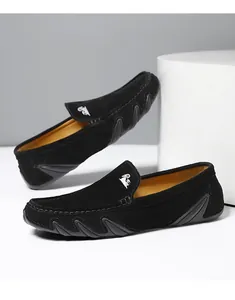 Détails de mocassins en daim noir avec semelles en caoutchouc et doublure marron