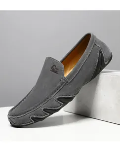 Gros plan de mocassins en daim gris avec coutures à la main et semelle en gomme
