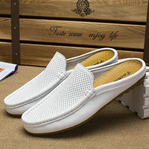 Sandali sabot da uomo in pelle bianca traspirante con design traforato e suola in gomma
