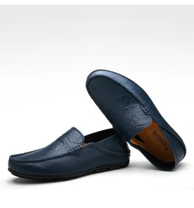 Detailansicht der tiefblauen Leder-Loafer mit Mokassin-Nähten und Gummistollen-Sohle
