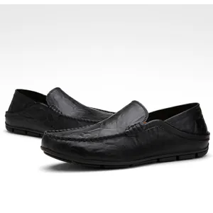 Detailansicht schwarzer Leder-Loafer mit Knitteroptik und klassischer Naht