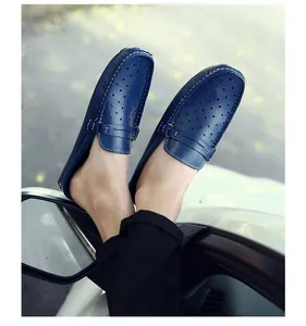 Detail eines blauen Leder-Loafers mit gelochtem Design auf einem Autospiegel