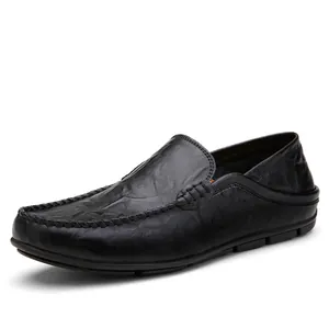 Klassische schwarze Leder-Loafer für Herren mit Mokassin-Nähten und Gummisohle im Detail