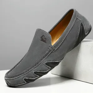 Mocassins pour hommes en daim gris foncé avec coutures main et semelle en gomme