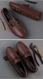 Detail von dunkelbraunen Leder-Mokassins mit Noppensohle aus Gummi und Metallschnalle
