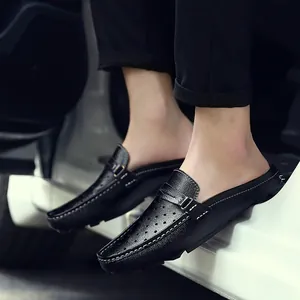 Schwarze Herren Pantoletten aus Leder mit Lochmuster und eleganter Metallschnalle Dekor