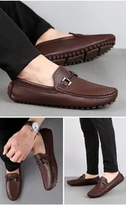 Detailansicht dunkelbrauner Leder-Slipper mit Gebiss-Schnalle und Noppen-Gummisohle
