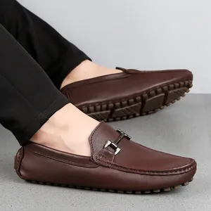 Dunkelbraune Herren-Leder-Loafer mit Metallschnalle und Gummi-Noppensohle zum Fahren