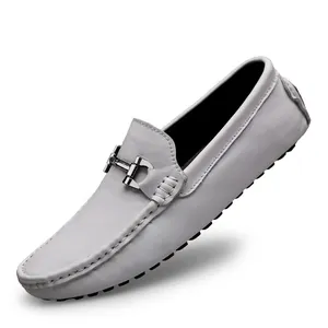 Weiße Herren-Leder-Loafer mit silberner Metallschnalle und klassischer Noppensohle