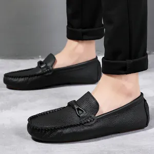 Mocassini da uomo in pelle nera a grana con fibbia decorativa e design slip-on casual