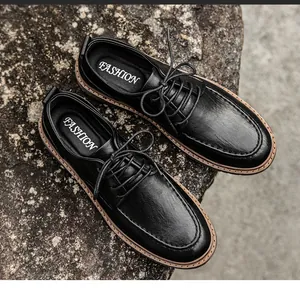 Detalle de zapatos Derby de cuero negro con costuras en U sobre roca gris rugosa