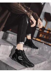 Gros plan de bottines en daim noir avec logo arbre et semelle antidérapante texturée
