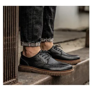 Detalle de zapatos derby para hombre en cuero negro mate con suela gruesa de goma marrón