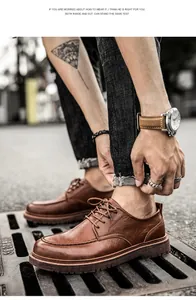 Primer plano de zapatos casuales de cuero marrón para hombre con costuras y cordones