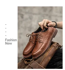 Detalle de la textura en zapatos de cuero marrón oscuro con cordones redondos y suelas