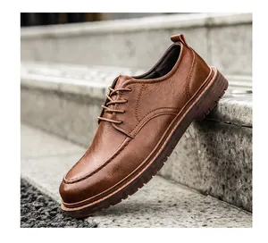 Primer plano de zapatos derby de cuero marrón para hombre con suela de goma gruesa