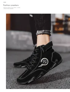 Détail de bottines en daim noir avec broderie d'arbre et sangle velcro à la cheville