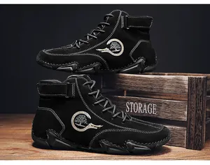 Détail de bottines décontractées en daim noir pour hommes avec surpiqûres et bande velcro