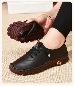Dettaglio della suola morbida e flessibile di scarpe casual nere con fondo rosso