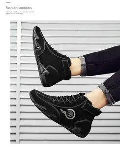 Détail de chaussures montantes noires avec texture velours et logo d'arbre