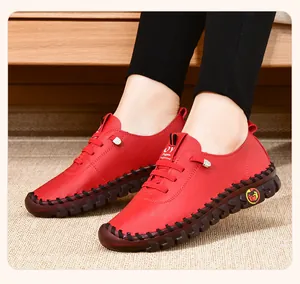 Dettaglio scarpe basse in pelle rossa con cuciture a mano e suola spessa antiscivolo