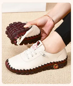 Dettaglio della suola flessibile e cuciture a mano su scarpe basse in pelle color beige