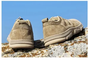 Nahaufnahme von khakifarbenen Wattschuhen mit atmungsaktivem Mesh und robuster Gummisohle