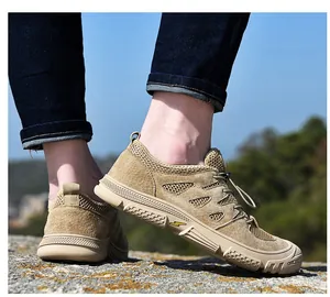 Detail von khakifarbenen Outdoor-Watschuhen mit Mesh und Schnellschnürsystem
