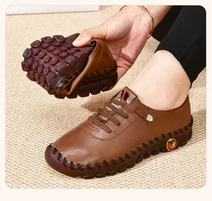 Dettaglio macro della suola flessibile in gomma e cuciture a mano su scarpe basse marrone scuro