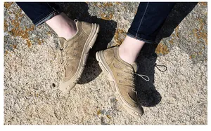 Detail von khakifarbenen Watshoes mit Schnellverschluss und atmungsaktivem Mesh-Gewebe