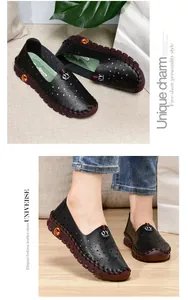 Detalle macro de mocasines de cuero negro perforado con estrellas y suelas de goma granate