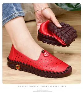 Primer plano de suela de goma flexible en zapatos planos rojos con patrón de estrella